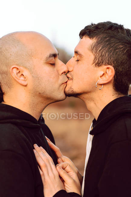 Close-up de casal homossexual beijando no caminho na natureza — Fotografia de Stock