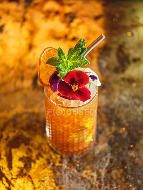Cocktail décoré de fruits et de fleurs — Photo de stock