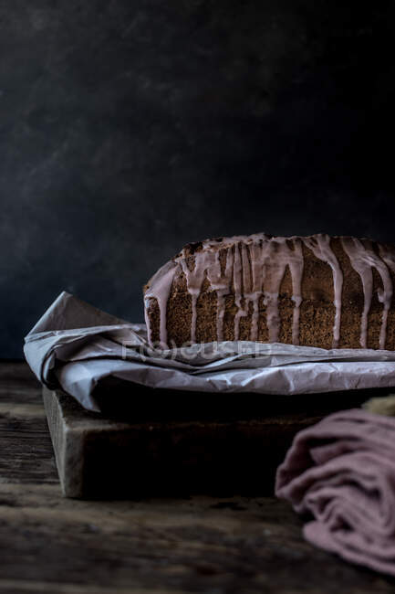 Свіжий смачний апельсиновий торт з маком та начинкою на ремісничому папері на чорному тлі — стокове фото