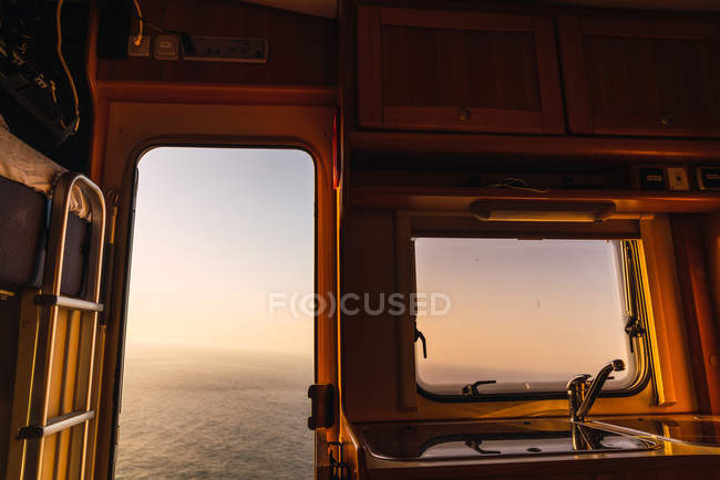 Vue imprenable sur le paysage marin au coucher du soleil depuis un mobil-home en montagne Teide à Tenerife, Îles Canaries, Espagne — Photo de stock