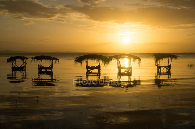 Lavandaria no mar ao pôr do sol — Fotografia de Stock