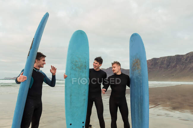 Excited men with surfboards — Stock Photo
