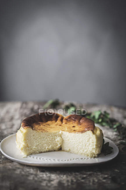 Сырный торт подается на тарелке — стоковое фото