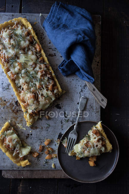 Torta caseira com abóbora e queijo Emmental na bandeja rasgada na mesa de madeira — Fotografia de Stock