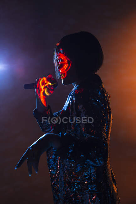 Elegante donna che canta sul palco — Foto stock