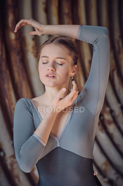 Молода балерина танцює в трубі — стокове фото