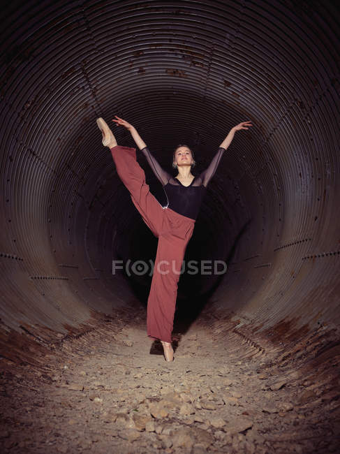 Jeune ballerine filant dans le tuyau — Photo de stock