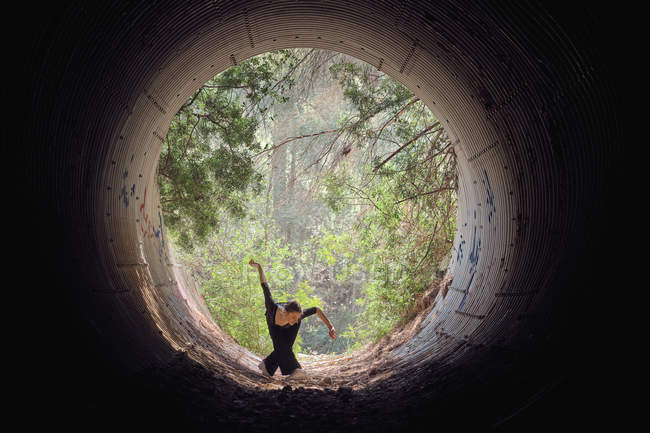 Bailarina joven bailando en el bosque - foto de stock