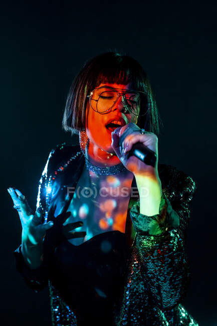 Femme élégante chantant sur scène — Photo de stock