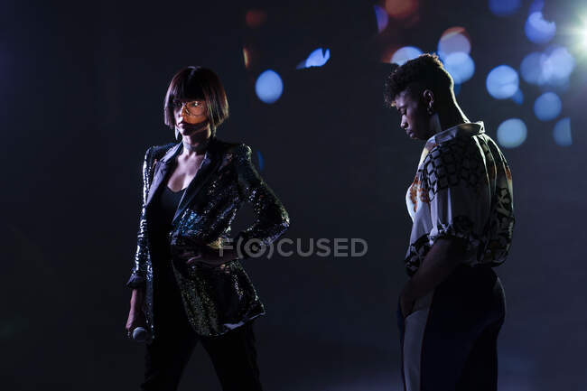 Traces de lumière près du chanteur et danseur — Photo de stock