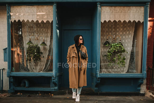 Stylish woman against old building facade — Stock Photo