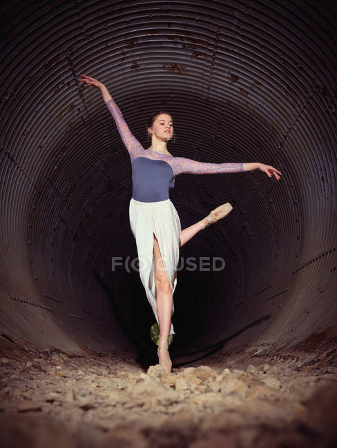 Joven bailarina girando en pipa - foto de stock