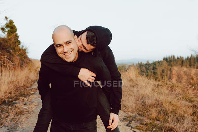 Щаслива гомосексуальна пара розважається на маршруті між рослинами в горах — стокове фото