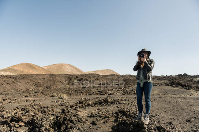 Женщина фотографирует сельскую местность — стоковое фото