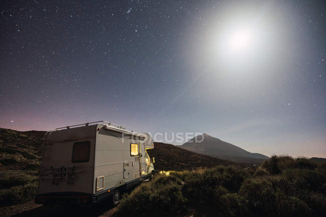 Vista de van campista na montanha Teide e céu com estrelas à noite em Tenerife, Ilhas Canárias, Espanha — Fotografia de Stock