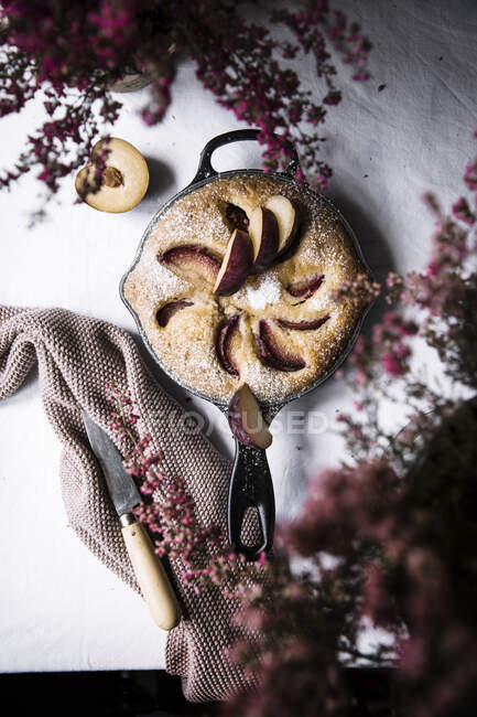 Pflaumenkuchen in der Pfanne — Stockfoto