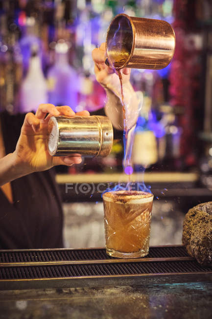 Женщина-бармен готовит коктейль — стоковое фото