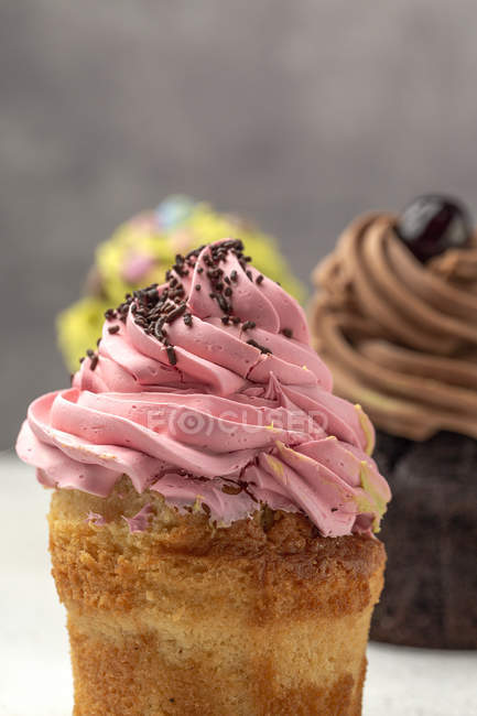 Deliciosos cupcakes caseiros no fundo borrado — Fotografia de Stock