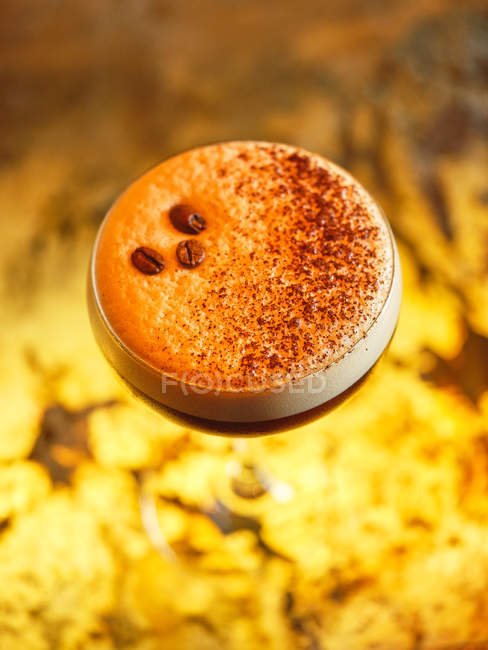 Copa con cóctel de alcohol de chocolate sobre fondo borroso brillante - foto de stock