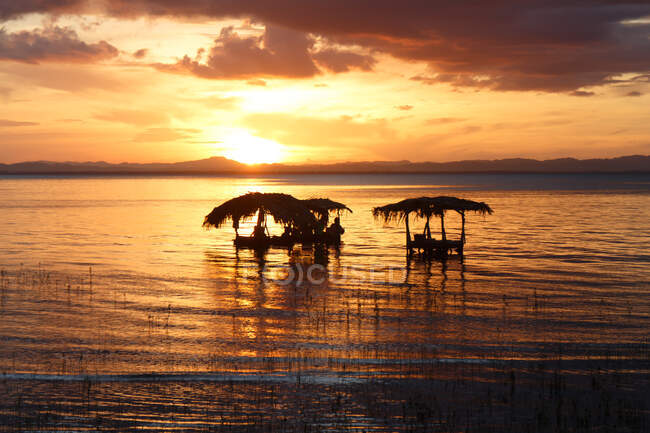 Lavanderia in mare al tramonto — Foto stock
