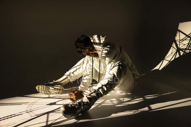 Чёрный мужчина танцует под ярким светом — стоковое фото
