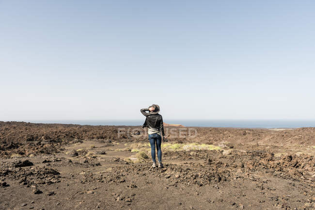 Mujer tomando fotos del campo - foto de stock