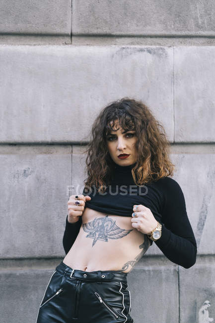 Молода татуйована жінка позує чуттєвою на вулиці — стокове фото