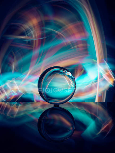 Kristallkugel auf Oberfläche mit Reflexion in der Nähe abstrakten Glanzes — Stockfoto