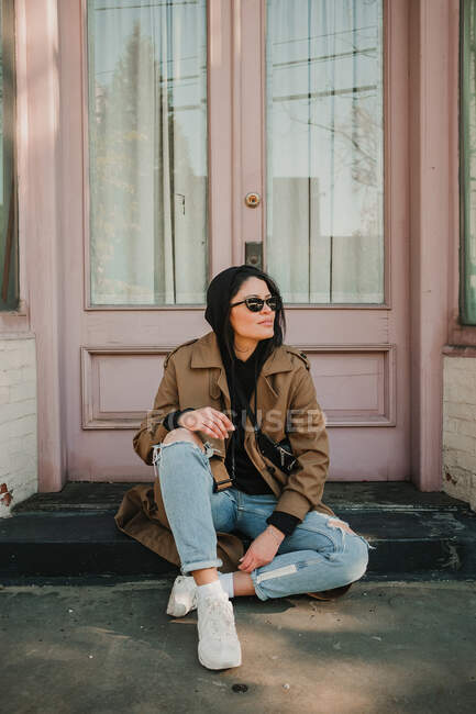 Stilvolle Frau gegen alte Hausfassade — Stockfoto