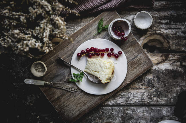 Pastel de queso servido en platos - foto de stock