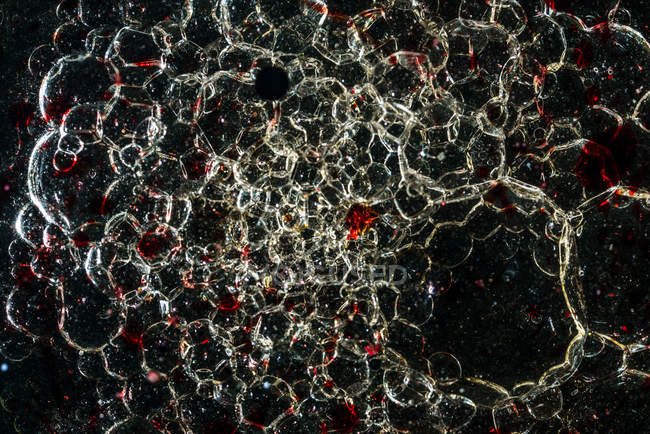 Gros plan de nombreuses bulles dans l'huile sombre — Photo de stock