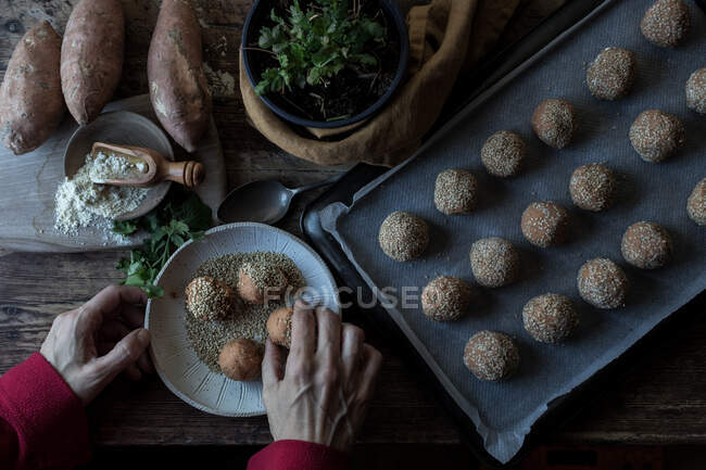 Pessoa rolando em migalhas de pão batata doce — Fotografia de Stock