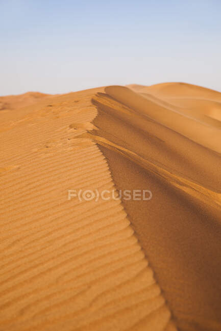 Дюни на пустельному піску — стокове фото