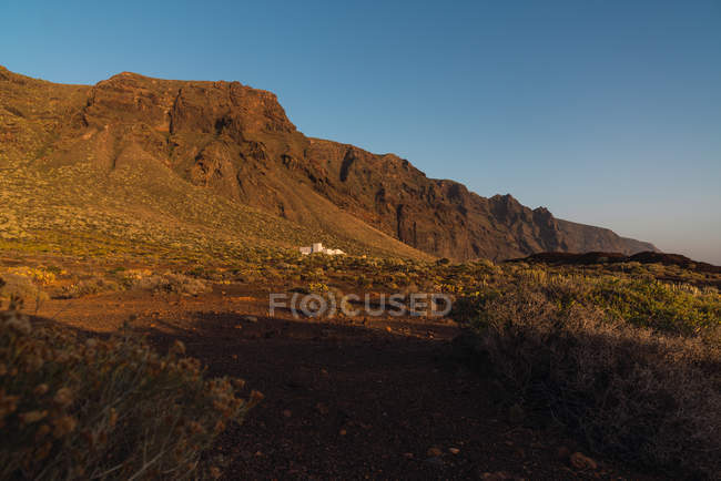Vista desde el valle verde con pueblo cerca de acantilados en Tenerife, Islas Canarias, España - foto de stock