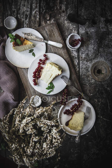 Käsekuchen auf Tellern serviert — Stockfoto