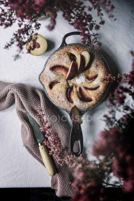 Pflaumenkuchen in der Pfanne — Stockfoto