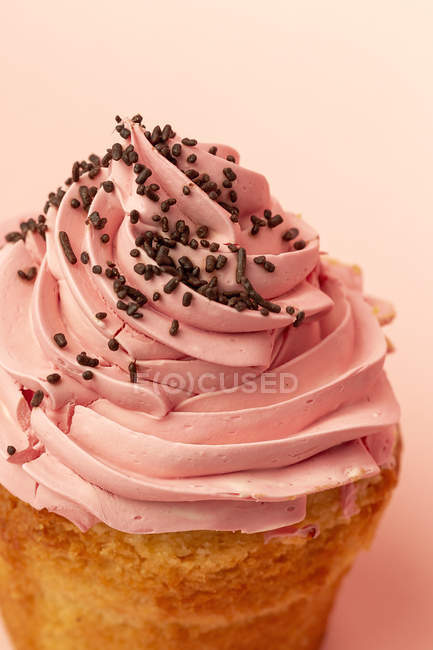 Крупним планом смачні домашні кекс на рожевому фоні — стокове фото