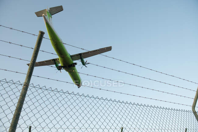 Самолет за забором безопасности — стоковое фото