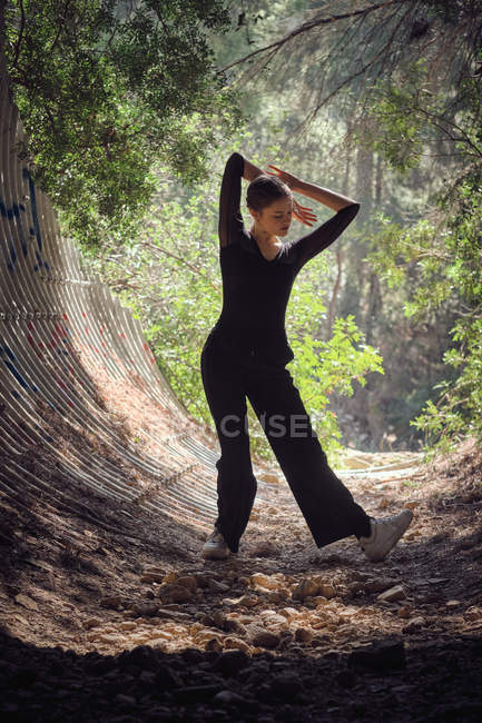 Молодая балерина танцует в лесу — стоковое фото