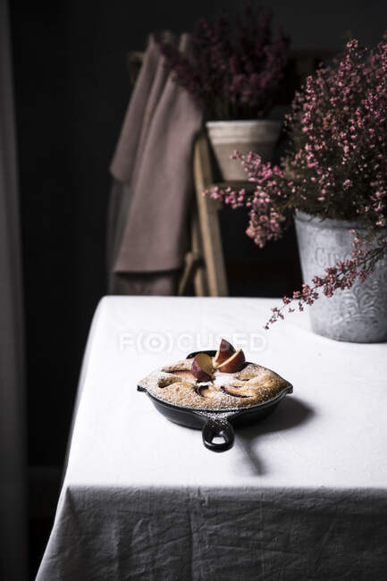 Сливовий пиріг на сковороді — стокове фото