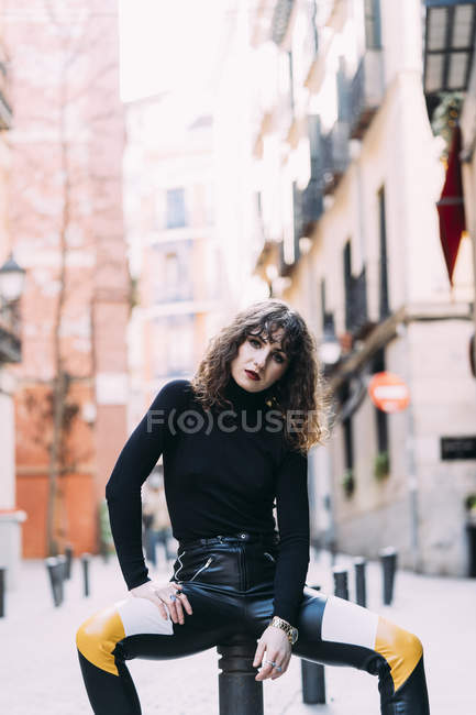 Junge hübsche Frau posiert in Madrids Straßen — Stockfoto
