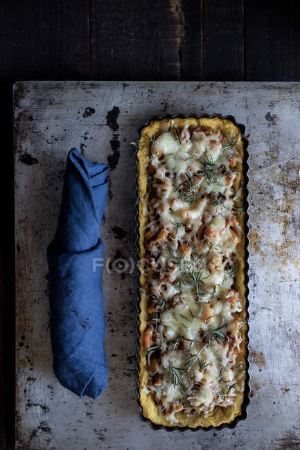Crostata fatta in casa con zucca e formaggio Emmental su vassoio squallido sul tavolo di legno — Foto stock
