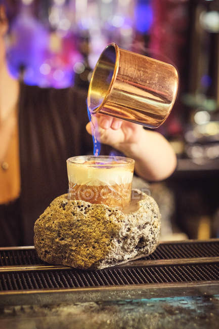 Femme barman préparation cocktail — Photo de stock