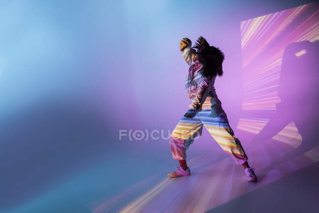 Dançarina feminina sob luz brilhante — Fotografia de Stock