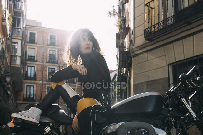 Giovane donna su moto personalizzata — Foto stock