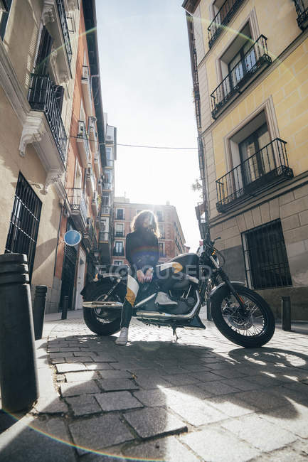 Junge Frau auf maßgeschneidertem Motorrad — Stockfoto