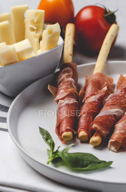 Грессинс з іспанською мовою, типовий Барано на білому блюді з сиром — стокове фото