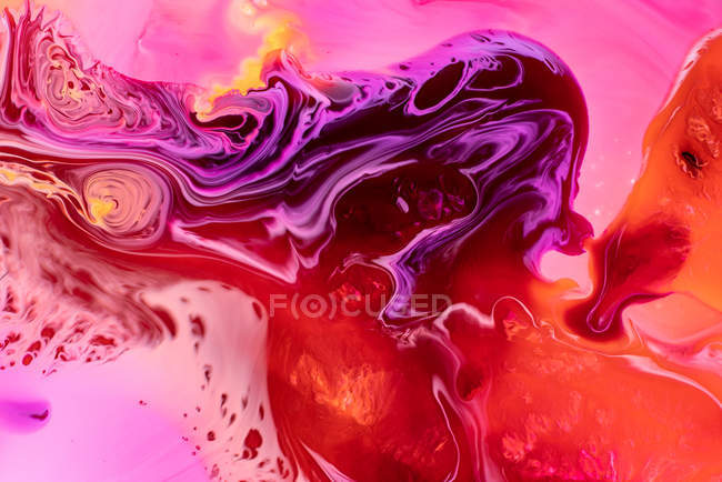 Extraction de peintures liquides dans un mélange à flux lent — Photo de stock