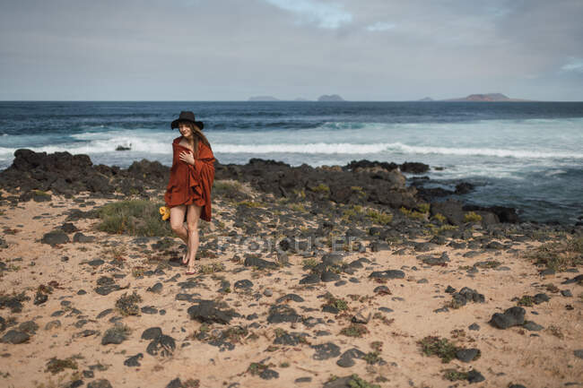 Mujer con toalla cerca del mar - foto de stock