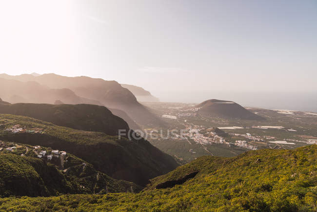 Vista del valle verde con pueblo cerca de colinas y agua en Tenerife, Islas Canarias, España - foto de stock